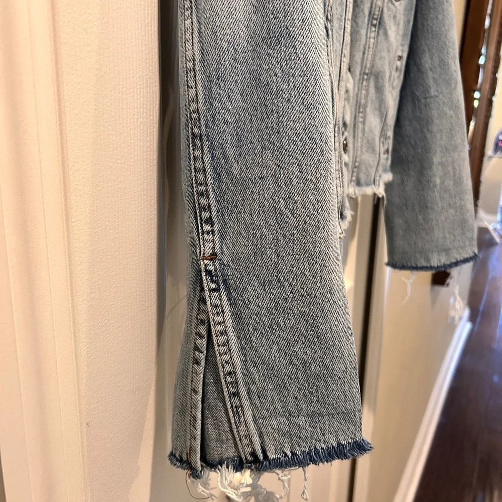 🌿 Pull&Bear Cropped Denim Jacket • Distressed Raw Hem Size Medium